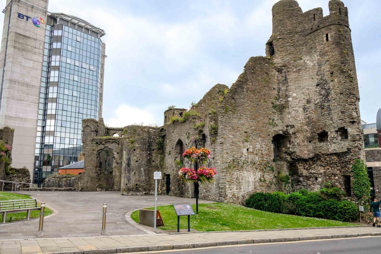 Cwtsh Hostel Суонзи Екстериор снимка Trim Castle
