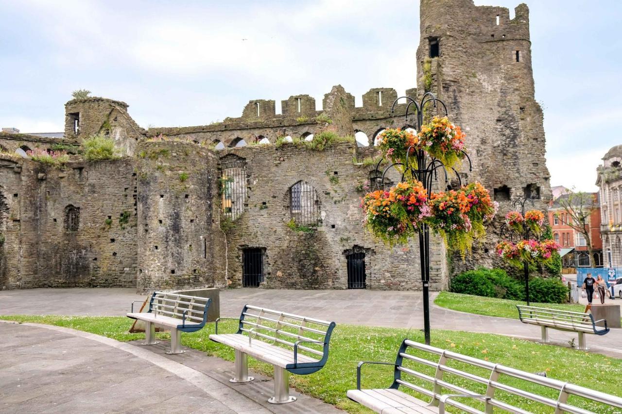 Cwtsh Hostel Суонзи Екстериор снимка Trim Castle
