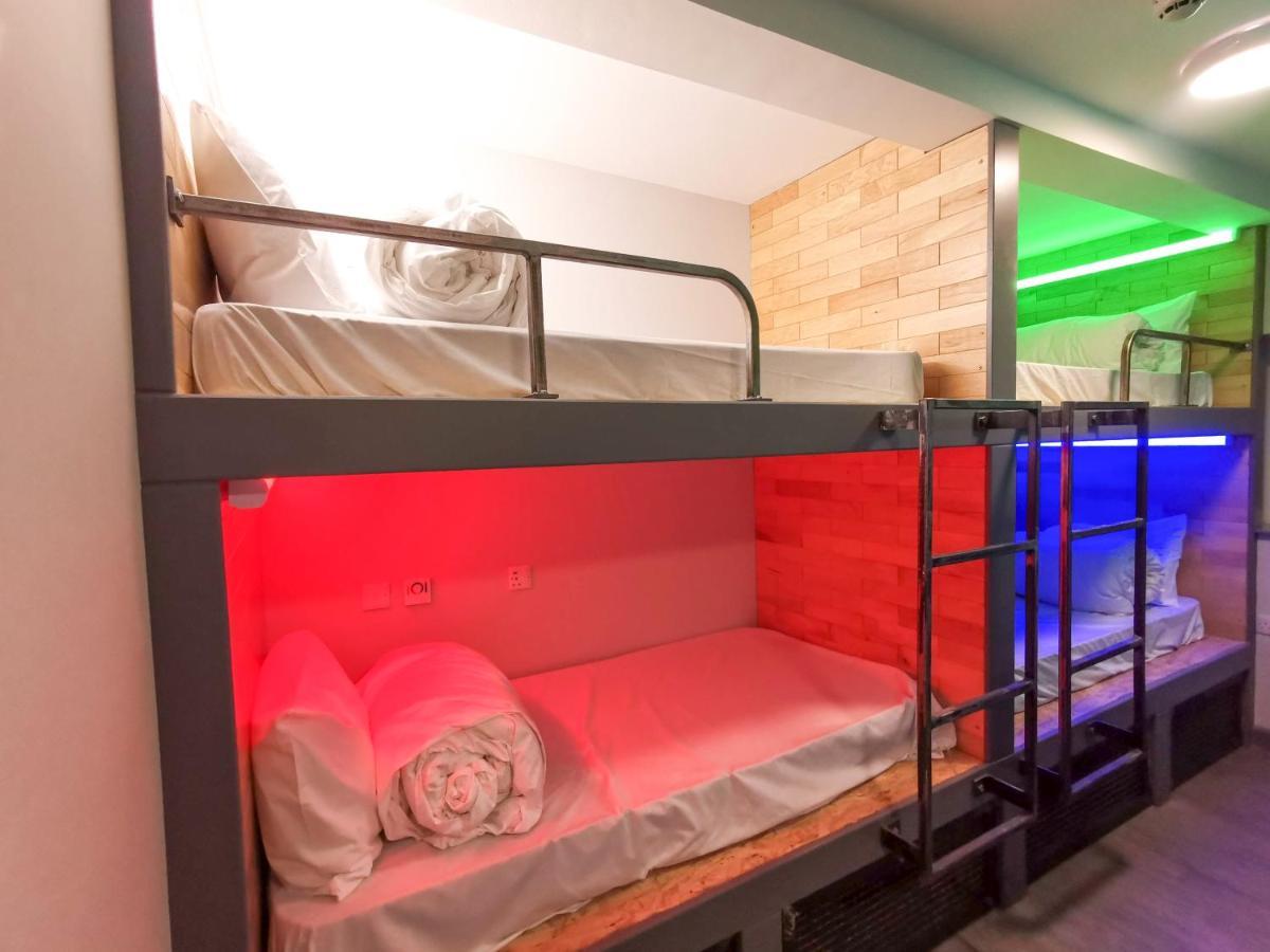 Cwtsh Hostel Суонзи Екстериор снимка A capsule hotel in Tokyo