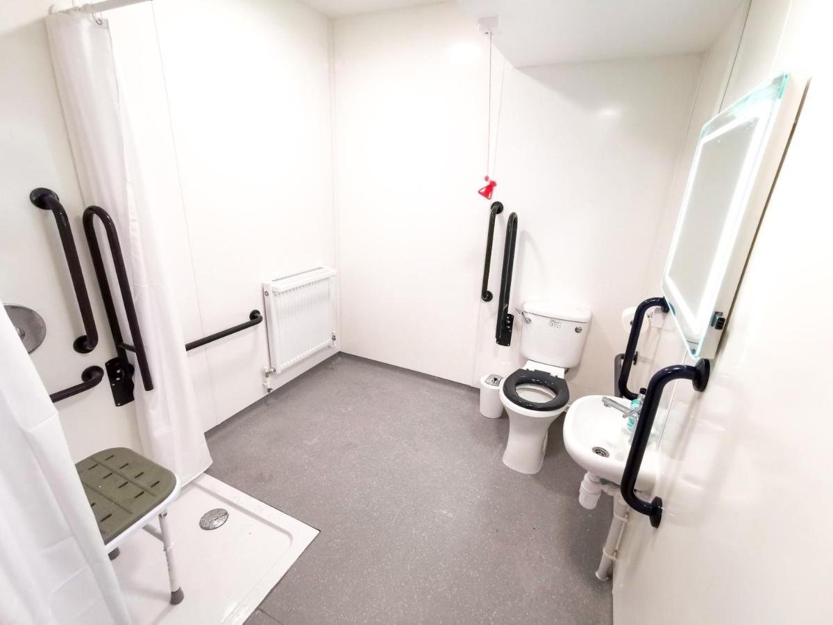 Cwtsh Hostel Суонзи Екстериор снимка Disabled toilet with alarm bell