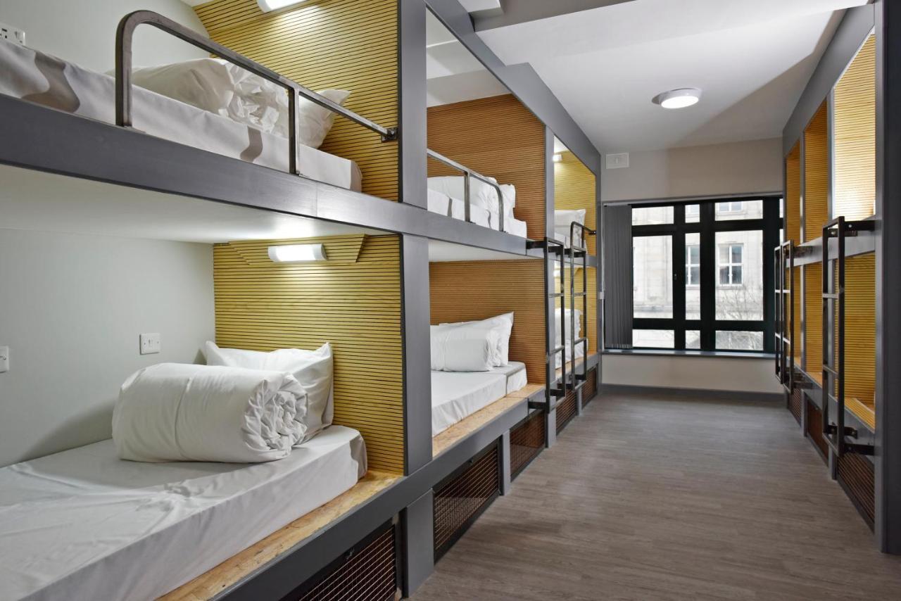 Cwtsh Hostel Суонзи Екстериор снимка A typical hostel room