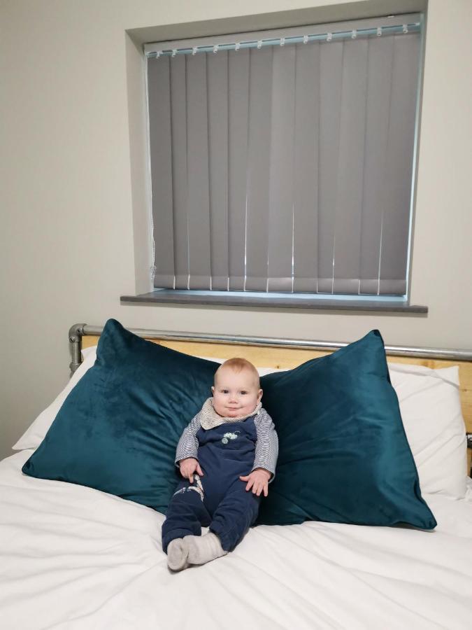 Cwtsh Hostel Суонзи Екстериор снимка A baby on a bed