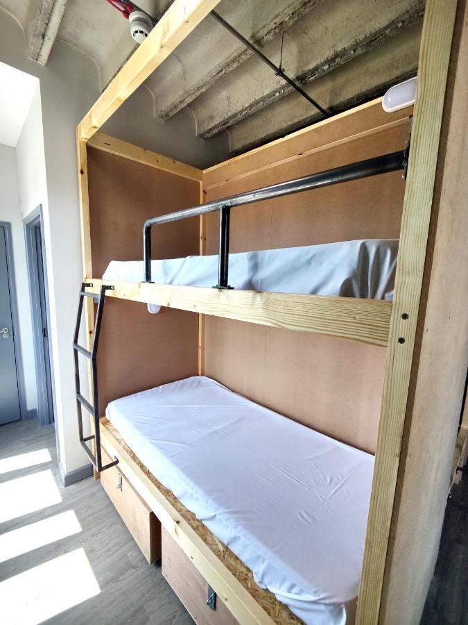 Cwtsh Hostel Суонзи Екстериор снимка Bunk beds in a hostel