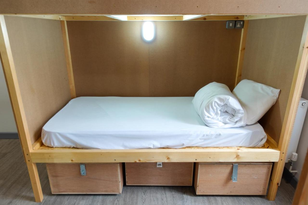 Cwtsh Hostel Суонзи Екстериор снимка A bunk bed with storage boxes