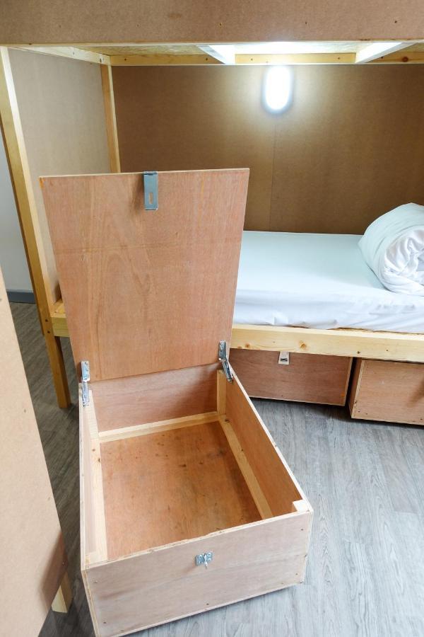 Cwtsh Hostel Суонзи Екстериор снимка A storage box