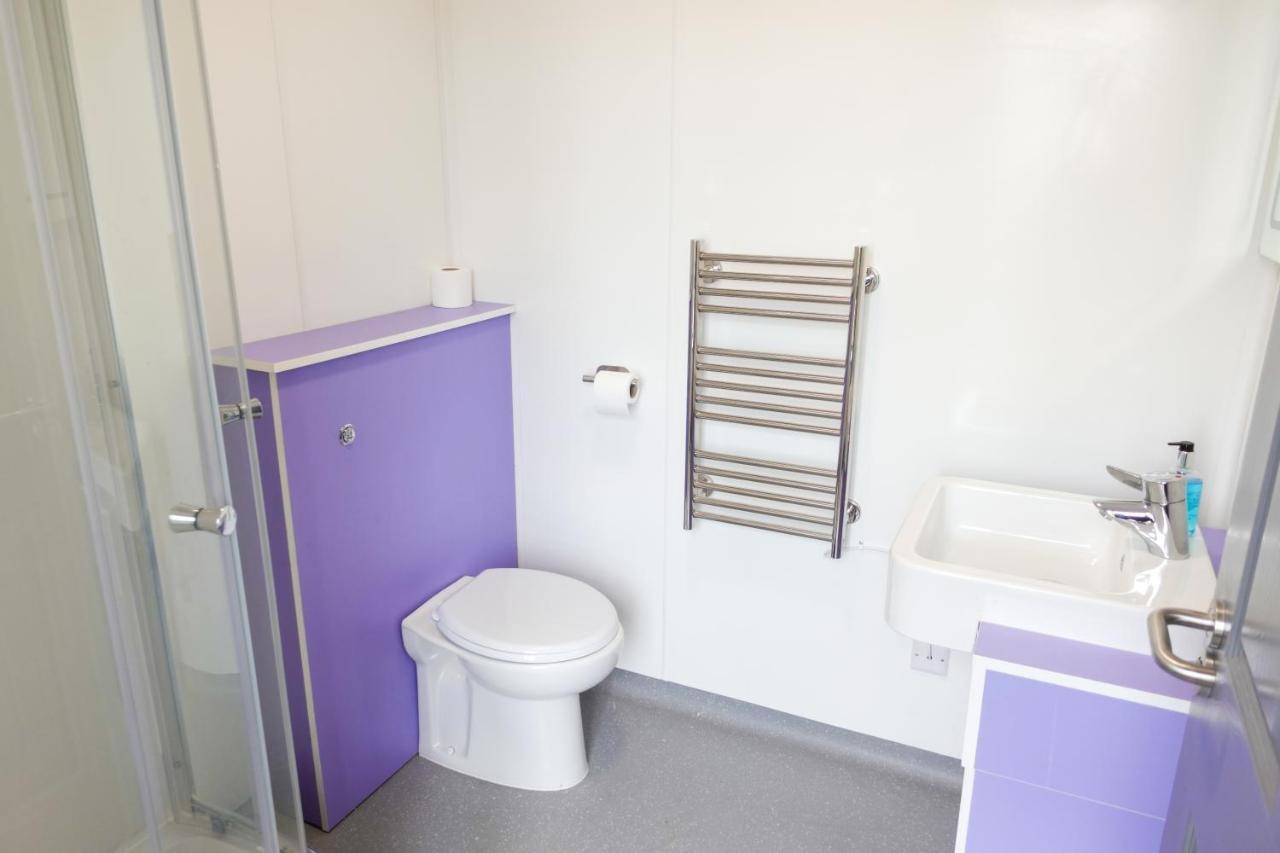 Cwtsh Hostel Суонзи Екстериор снимка A bathroom in a student flat