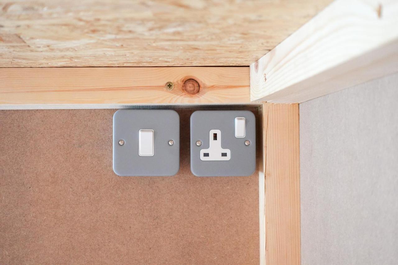 Cwtsh Hostel Суонзи Екстериор снимка A UK light switch and socket